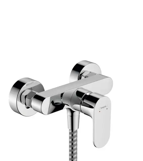 Ein Hansgrohe-Brausemischer in Chrom-Optik für die Wandmontage mit einem einhebeligen Bediengriff und einem flexiblen Schlauch.